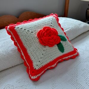 Vintage 70s hand knit scalloped 3d rose boho cottagecore pillow sham